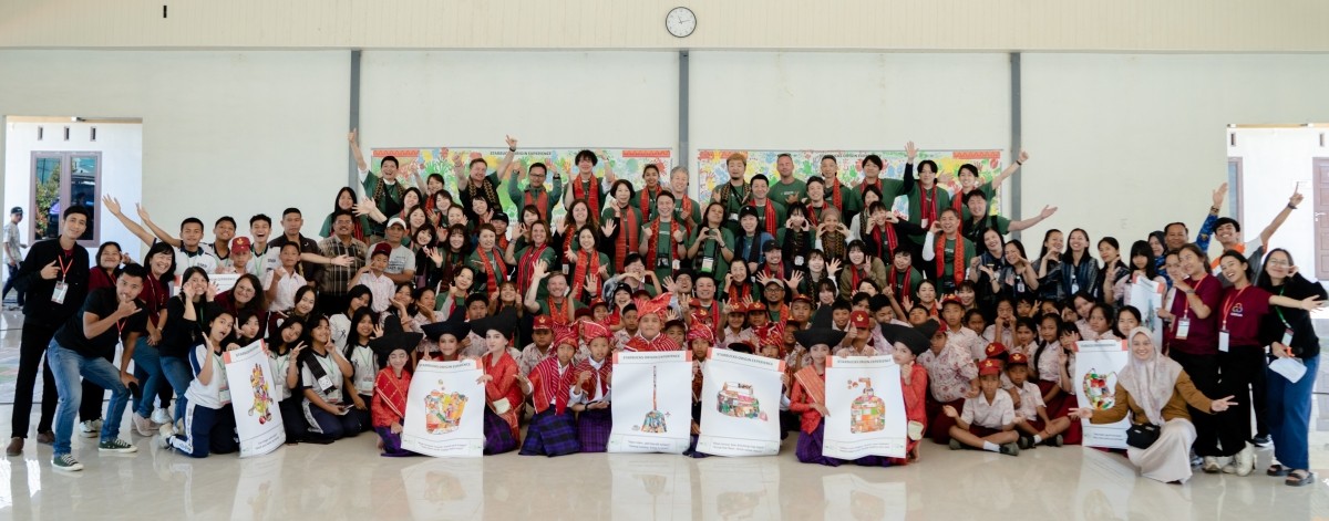 Starbucks partners join MECIHO-A participants and Corus/LWR staff during their Origin Experience in Sumatra.